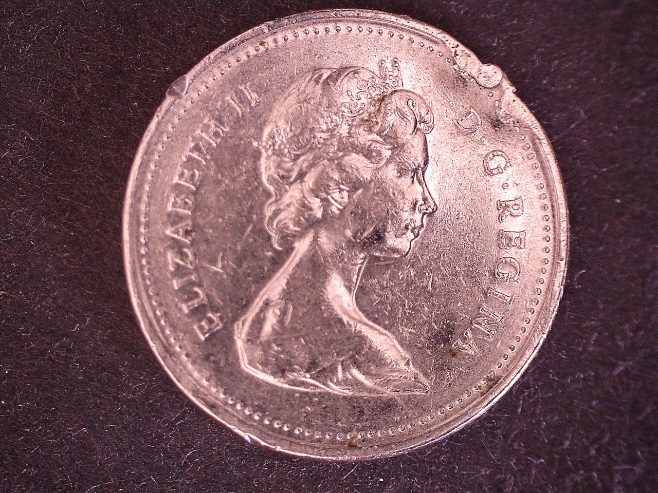 0.05-1979 -Coin brisé -a.jpg