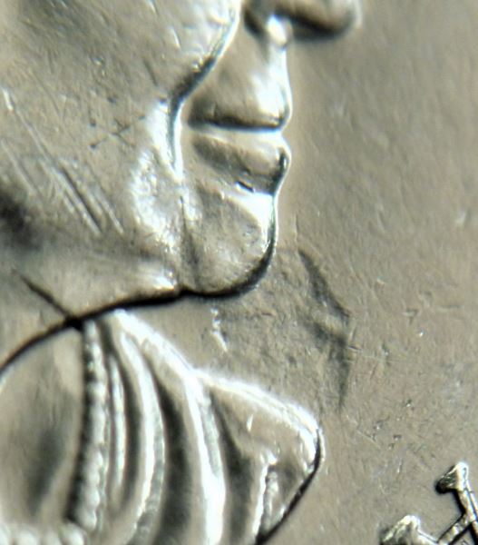 10 Cents 2005-Frappe a travers sur le menton de effigie-2.JPG