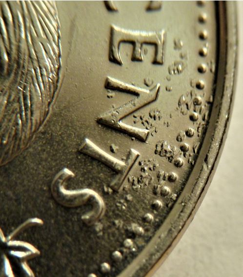 5 Cents 2010-Plaquage déficient au dessus de cents-2.JPG