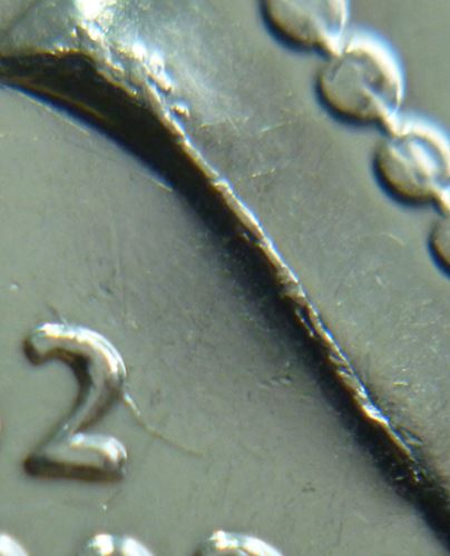 10 Cents 2002-Éclat coin dans 95+Coin fendillé sur 2 et l'effigie-2.JPG