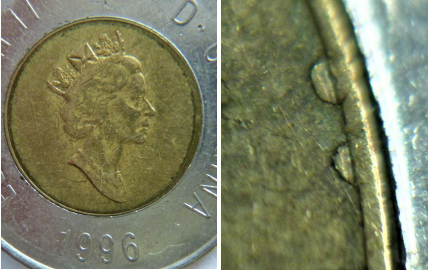 2 Dollar 1996-Baveur sur le flan intérieur devant l'ours -1.JPG
