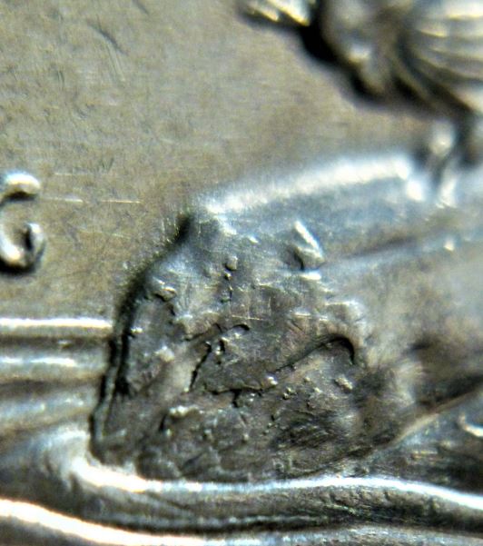 5 Cents 1989-Accumulation excessive sur le devant de la buche+coin fendillé à la queue-3.JPG