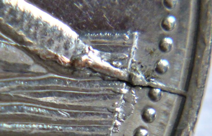 5 Cents 2001-Coin fendillé a la queue du castor-2.JPG