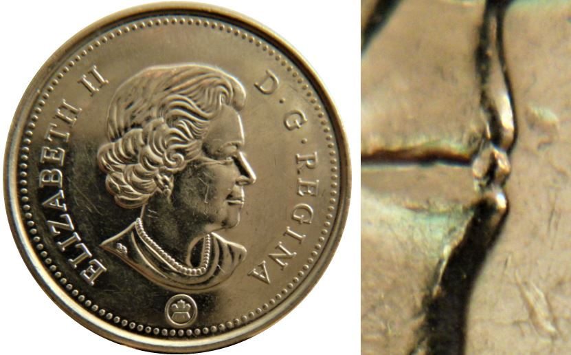 5 Cents 2016-Éclat coin entre les lèvres-Éclat coin dans le D de canaDa-2.JPG