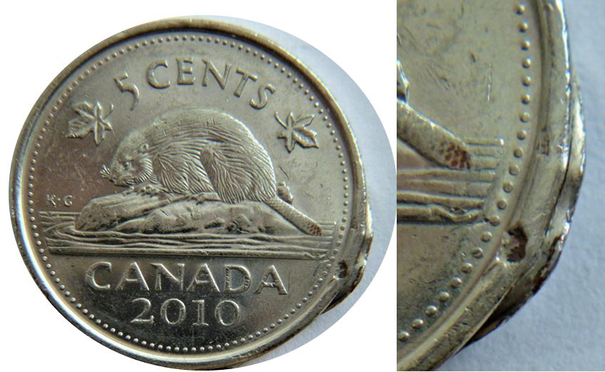 5 Cents 2010-Coincé à deux endroit coté avers-3.JPG