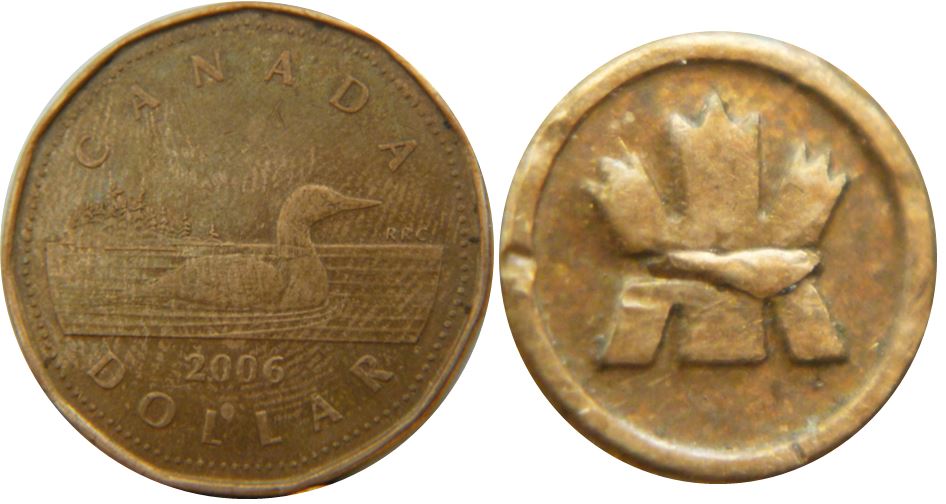 1 Dollars 2006-Éclat coin dans le logo-1.JPG