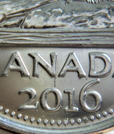 5 Cents 2016-Coin fendillé au lettres cANAda.1.JPG
