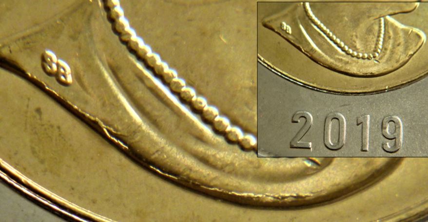 2 Dollar-2019-Coin fendillé sur la robe-1.JPG