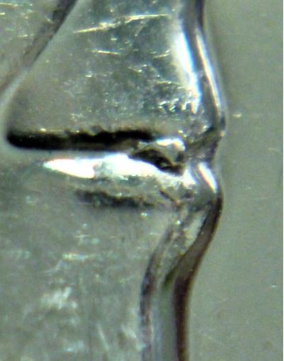 10 Cents 2018-Coin fendillé au menton+Éclat du coin sur les lèvres-2.JPG