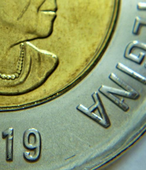 2 Dollars 2019-Point entre les pattes du N de regiNa-1.JPG
