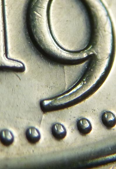 5 Cents 2019-Éclat coin sous A A et dans le D+Coin fendillé dans 9 -3.JPG