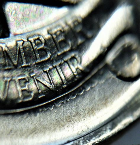 25 cents 2004p Coquelicot -Coin fendillé sur ME de reMEmber+ Dommage par poinçon-5.JPG