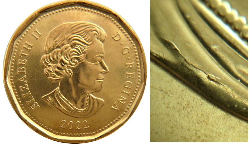 1 Dollar 2022-Coin fendillé-éclat coin sur R G de ReGina-Dépôt métal revers-1.JPG