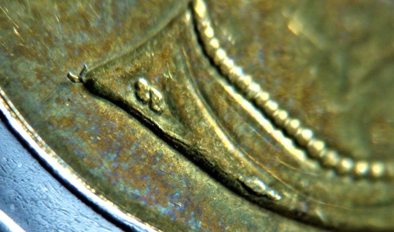 2 Dollars 2016-Coin fendillé a la  bas de effigie-éclat sur la montagne-4.JPG