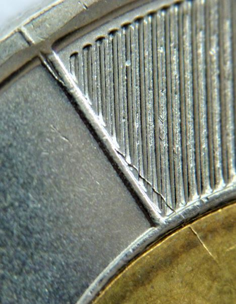 2 Dollars 2020-Éclat coin sur B T de la signature + Coin fendillé revers-6.JPG