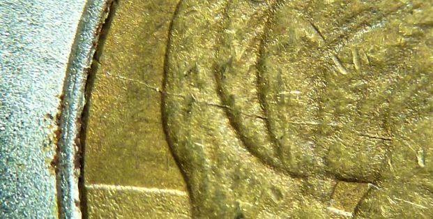 2 Dollars 2004-Coin fendillé sur le coté de l'ours-5.JPG