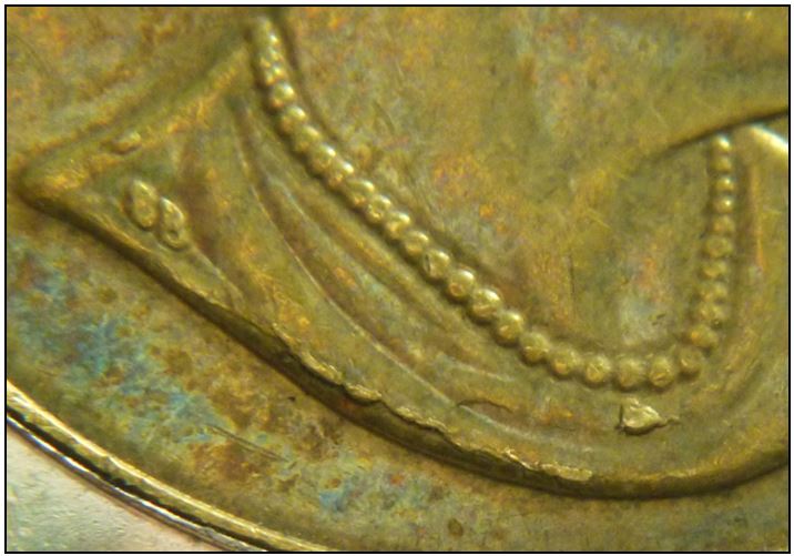 2 Dollars 2016-Perle de tombé-coin fendille base de effigie-3.JPG