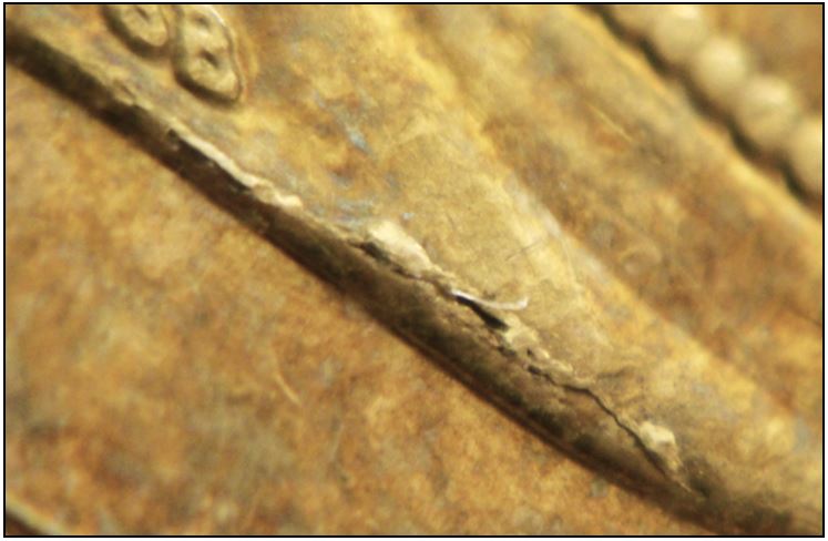 2 Dollars 2018-Coin fendille à la base de effigie-2.JPG