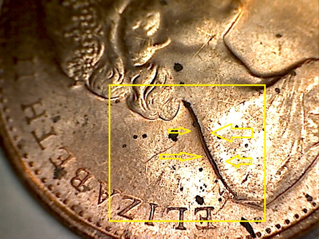 1977 Entrechoqué derrière la Reine et Dépôt métal sur la joue B018070B 1 de 2.jpg